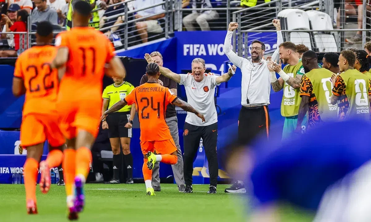 Summerville Explains Hug for Van Nistelrooy After Scoring in Netherlands Debut