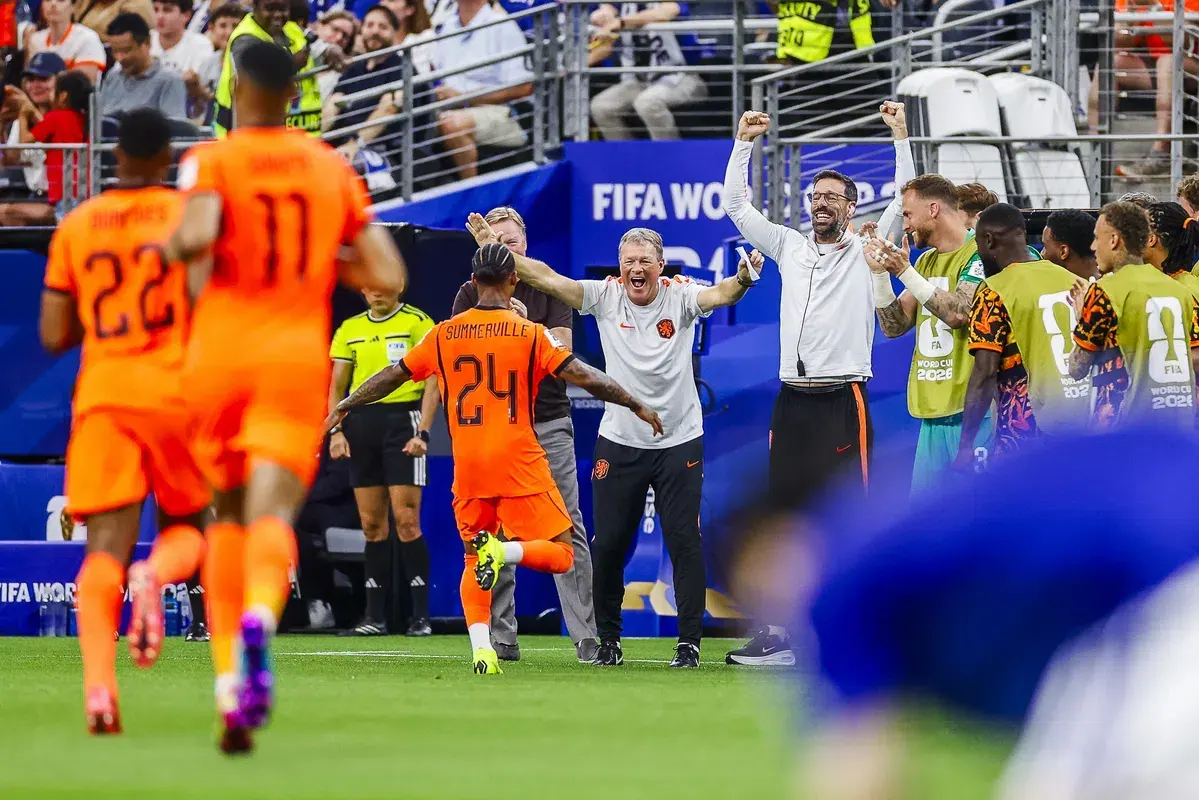 Crysencio Summerville celebrates scoring a goal for the Netherlands, with Ruud van Nistelrooy nearby.