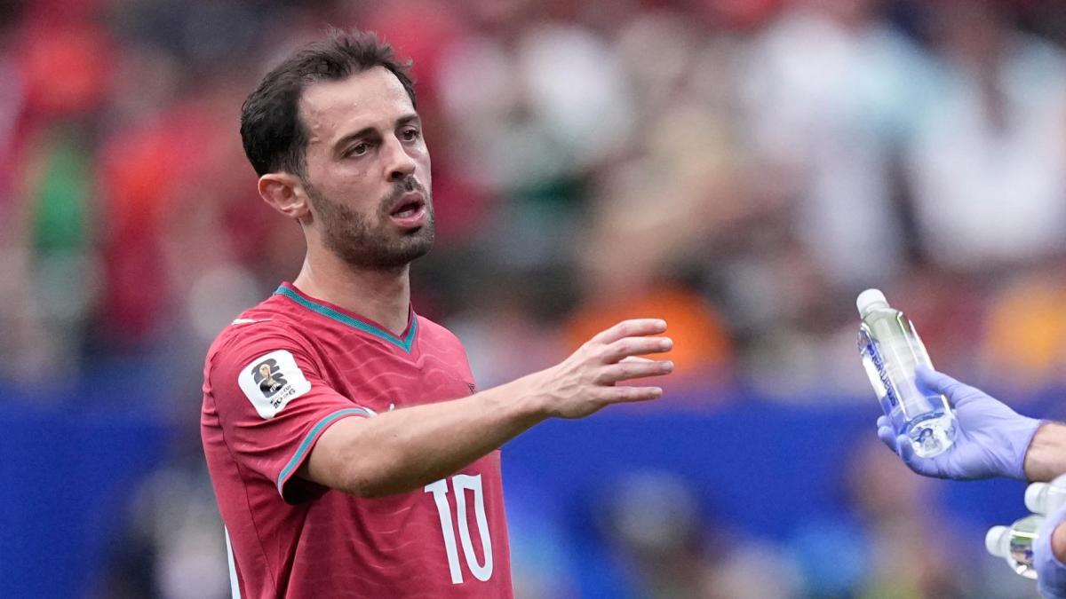 Football World Reacts to Controversial Mid-Game Hydration Breaks