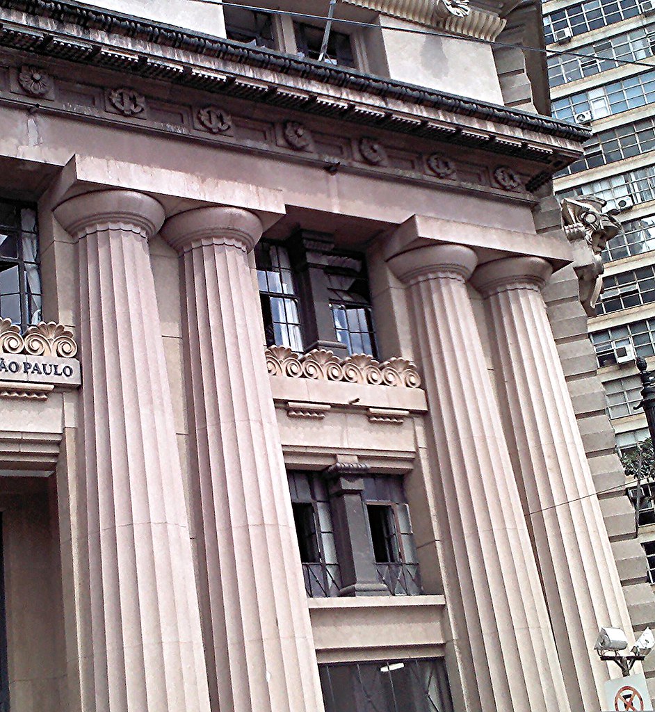 Exterior of a modern Brazilian courthouse building.