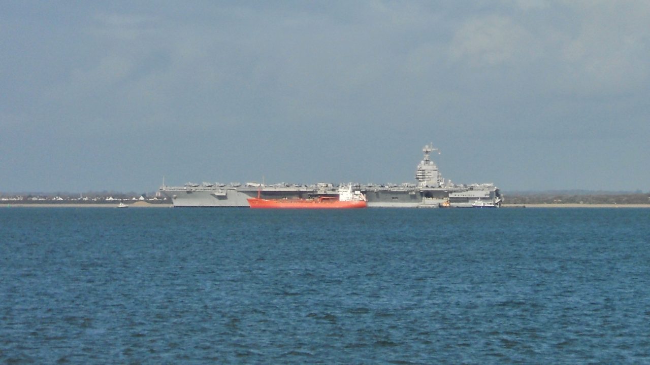 Brand op Amerikaans Vliegdekschip Groter en Schadelijker dan Eerder Gemeld