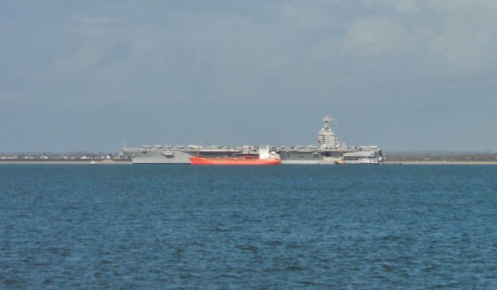 Brand op Amerikaans Vliegdekschip Groter en Schadelijker dan Eerder Gemeld