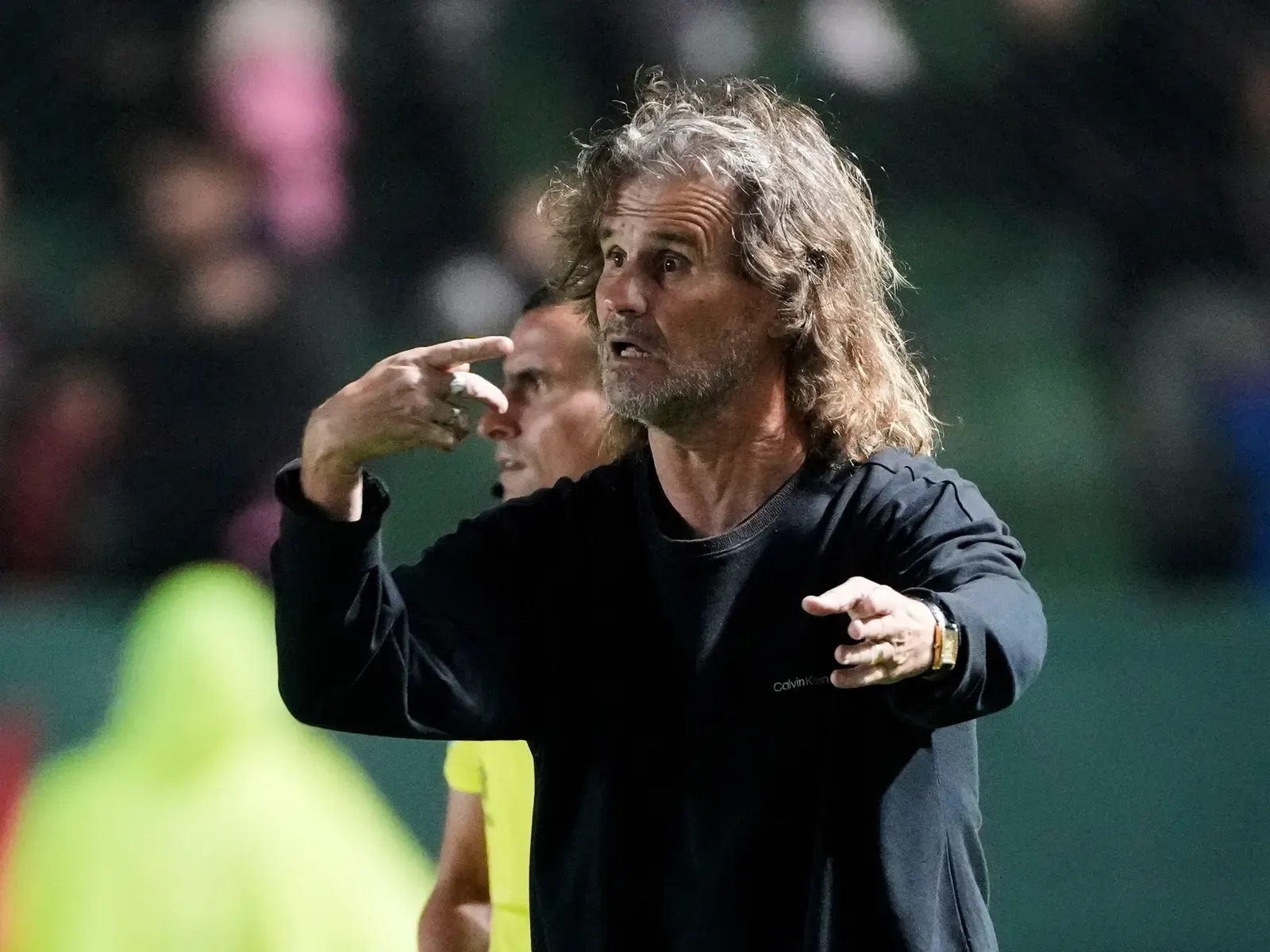 Rubén Darío Insúa, manager of Barracas Central, on the sidelines during a match.