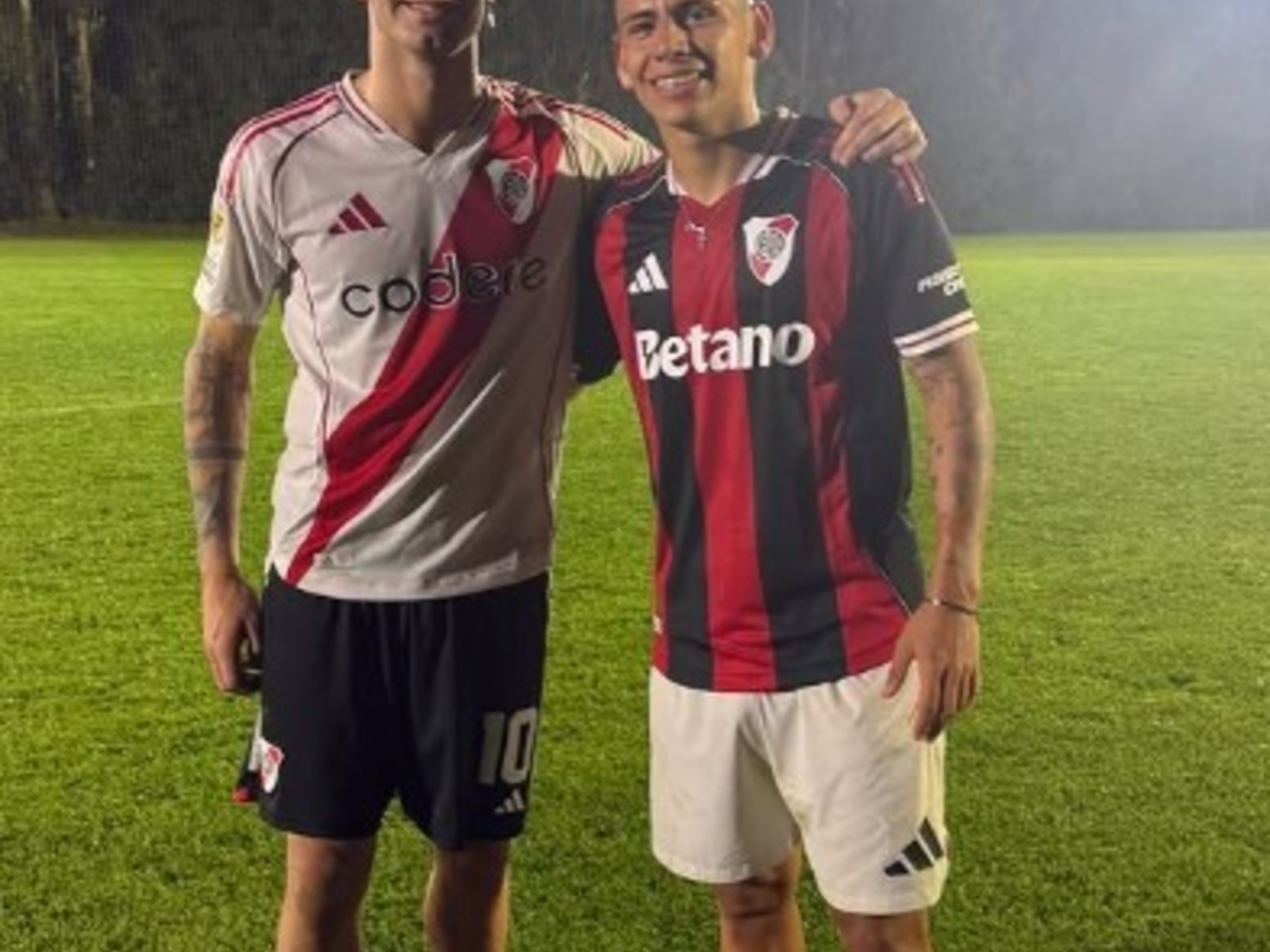 Franco Mastantuono and Claudio Echeverri in River Plate jerseys during a friendly match