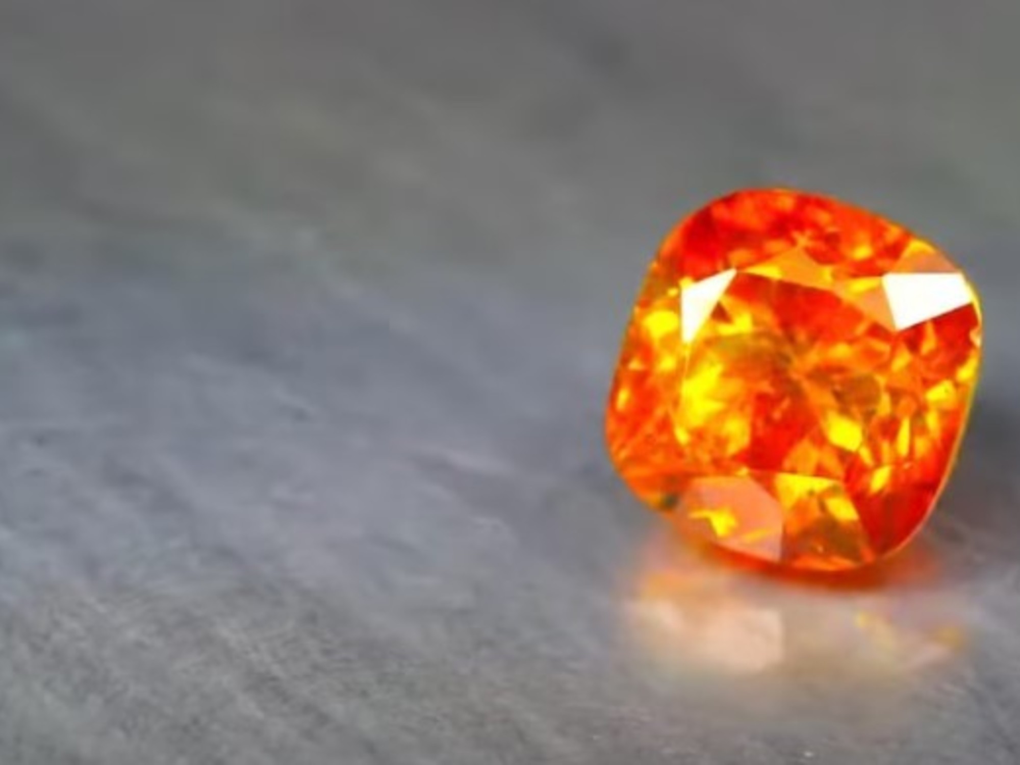 Crystal de kyawthuita de color naranja rojizo