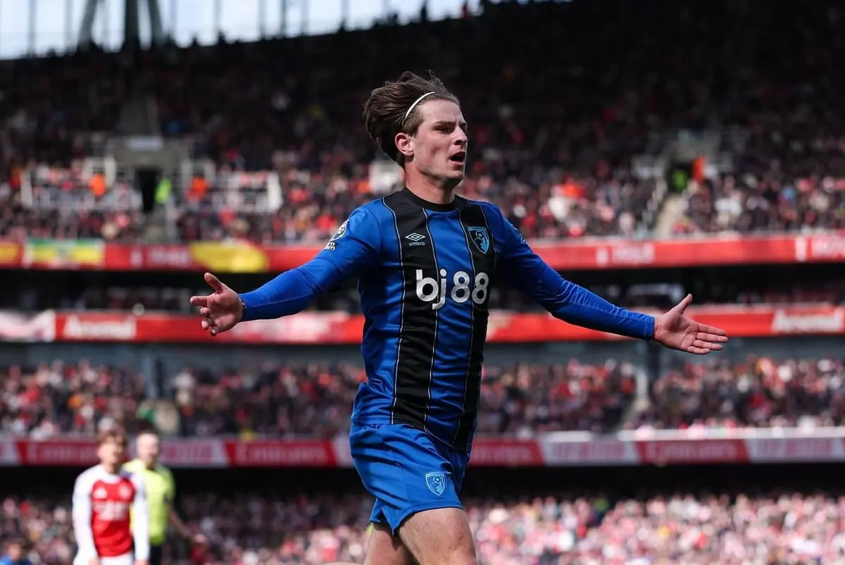 Alex Scott in action for Bournemouth during a football match.
