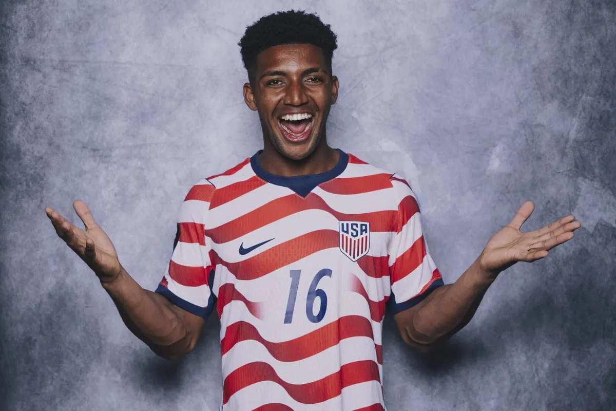 Alex Freeman in his USMNT kit during a World Cup match.