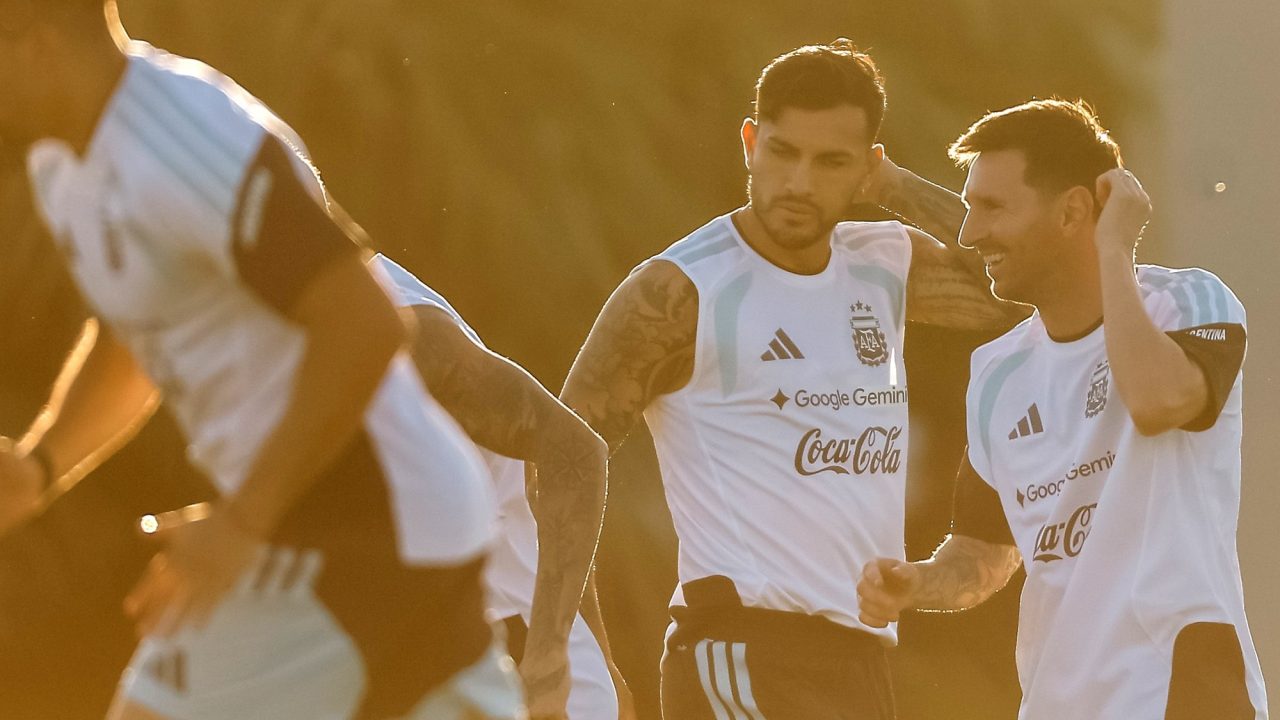 Paredes hace progresos en su recuperación y se reincorpora al entrenamiento de Argentina