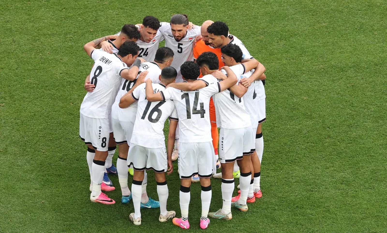 Senegal and Iraq national football teams competing in a FIFA World Cup 2026 match.