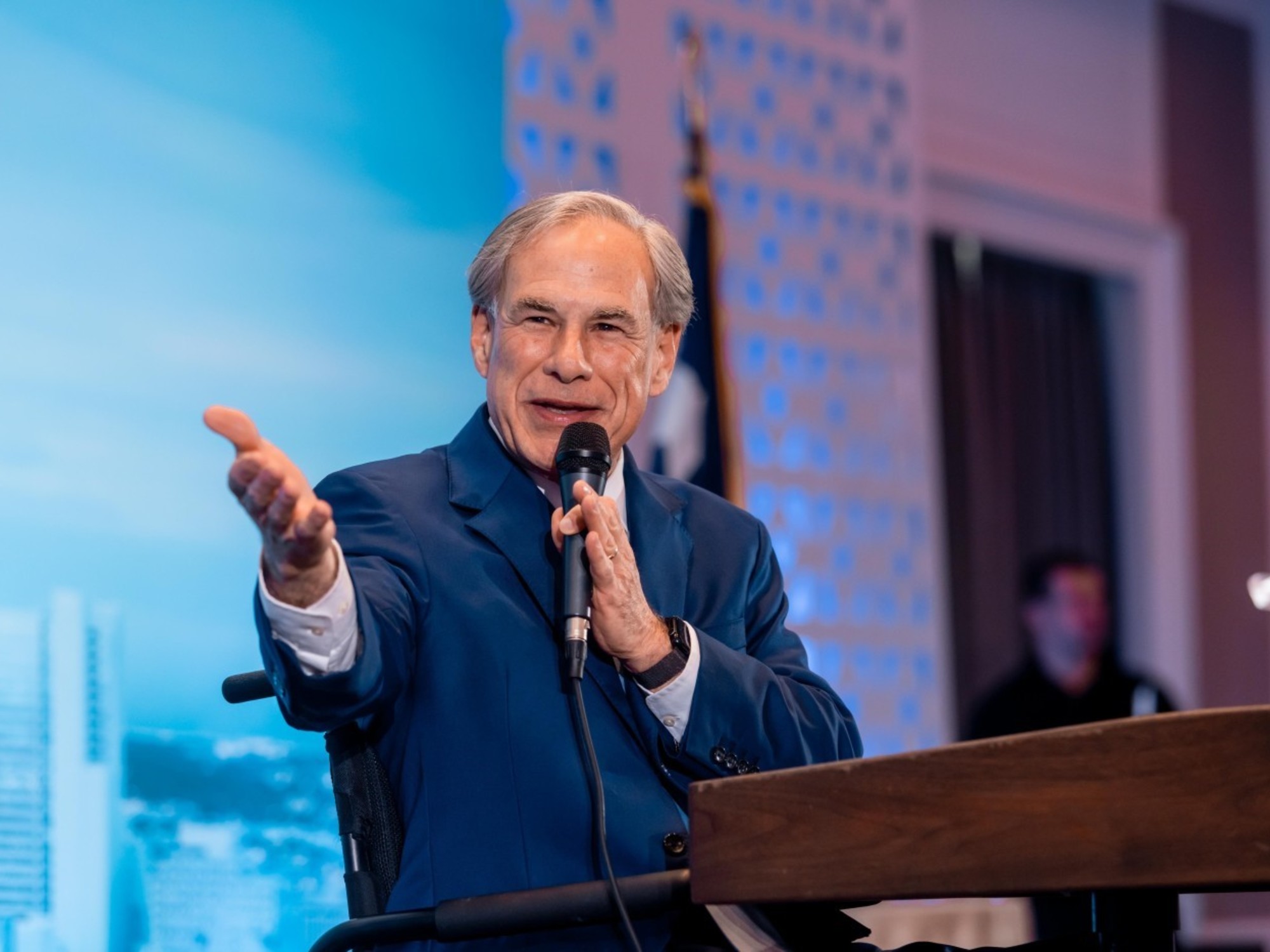 Gobernador de Texas, Greg Abbott, anunciando fondos de asistencia energética.