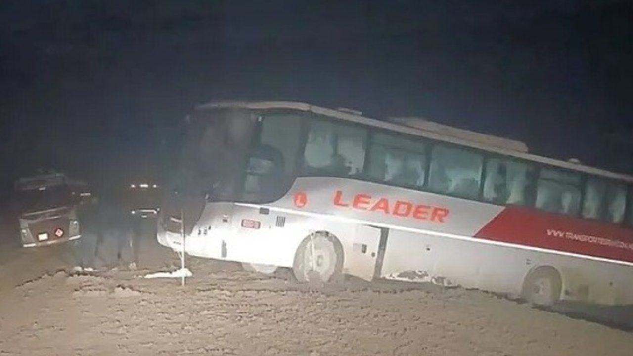 Micro desbarranca en Neuquén y queda colgando al vacío con 41 pasajeros