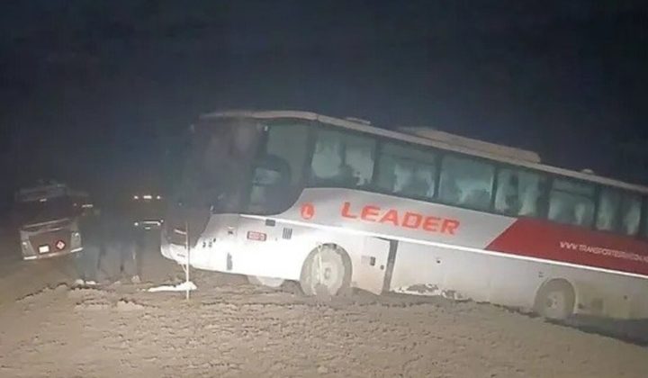Micro desbarranca en Neuquén y queda colgando al vacío con 41 pasajeros