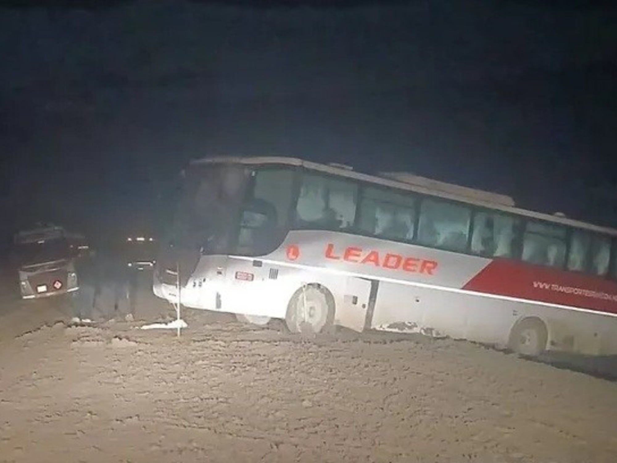 Micro de pasajeros desbarrancado en la Ruta 6 de Neuquén, con parte de la unidad colgando al vacío.