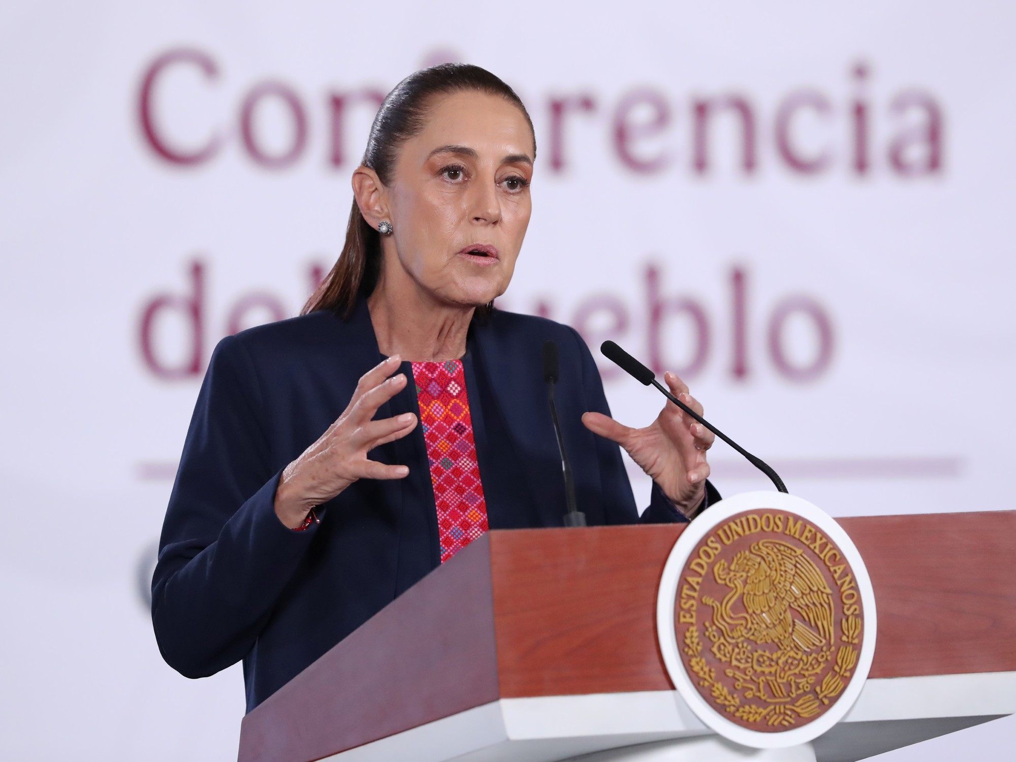 Oficial del gobierno mexicano anunciando una nueva política de etiquetado de medicamentos