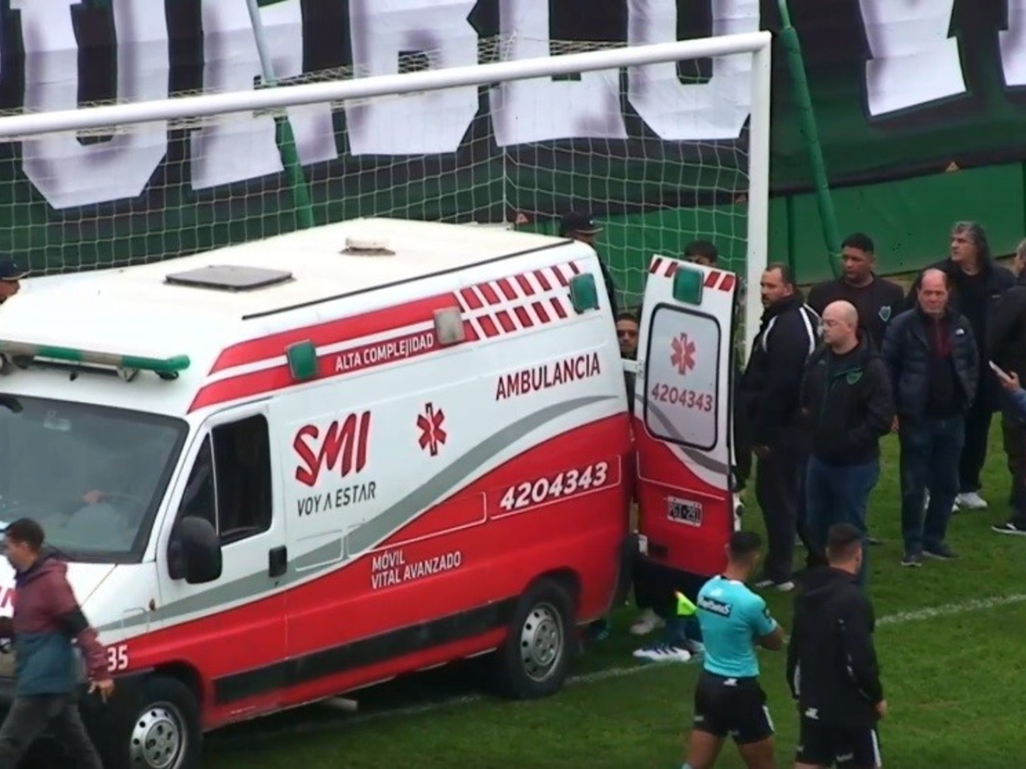 Imagen del arquero Facundo Masuero siendo atendido en el campo de juego.