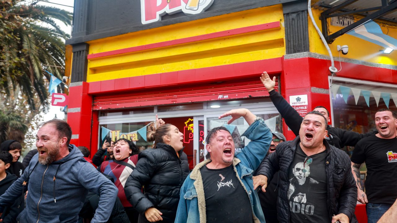 La Pizzería “Redonditos” se Convierte en Epicentro de la Vigilia por el Indio Solari