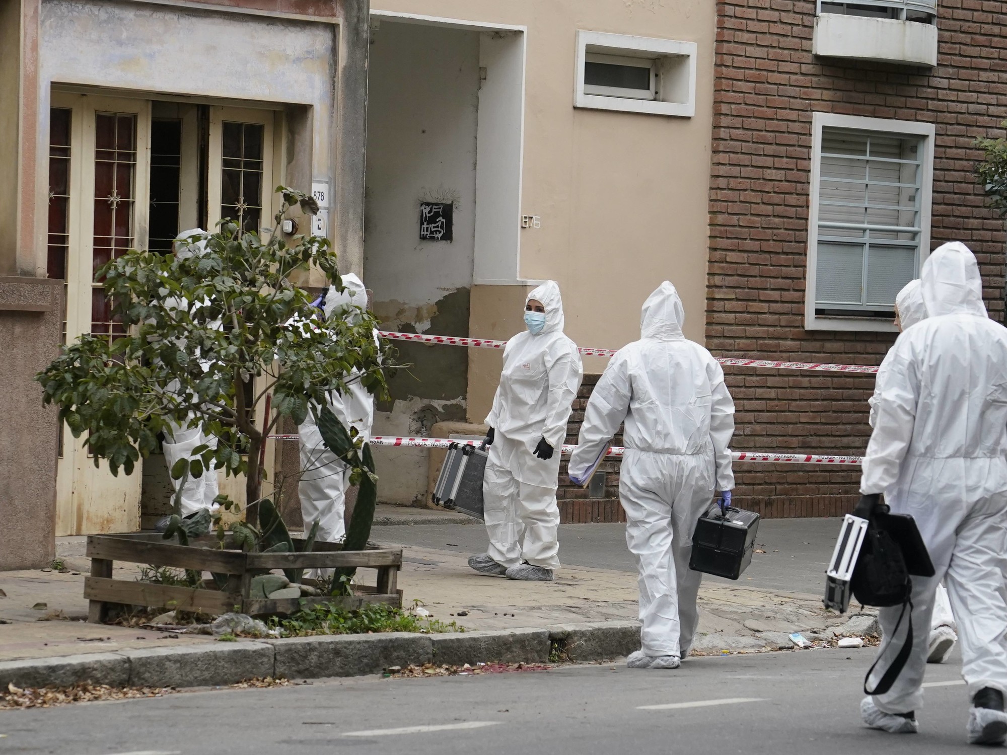 Agentes policiales realizando allanamientos en una vivienda en el marco de la investigación por el crimen de Agostina Vega.