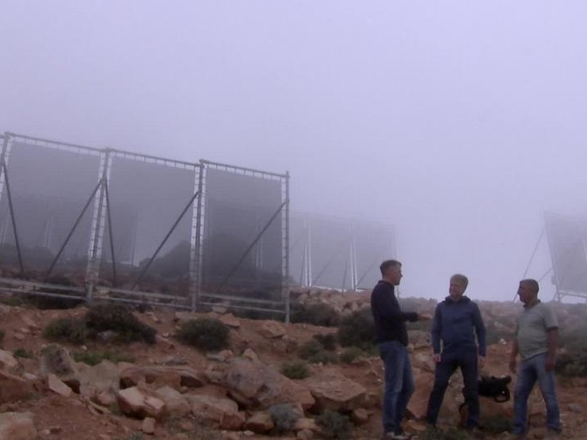 Redes de polímero instaladas en la ladera de una montaña para capturar agua de la niebla.