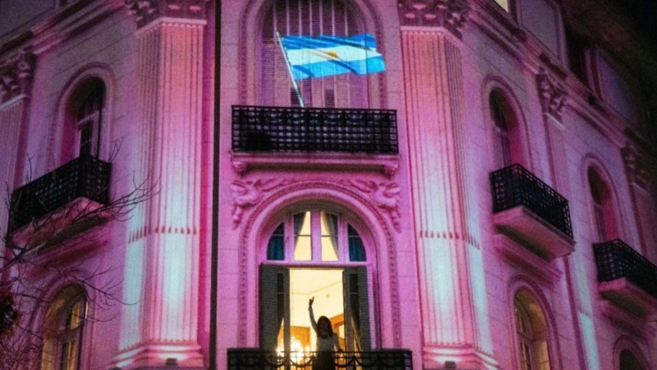 Proyección de la Casa Rosada en el Edificio de Cristina Kirchner