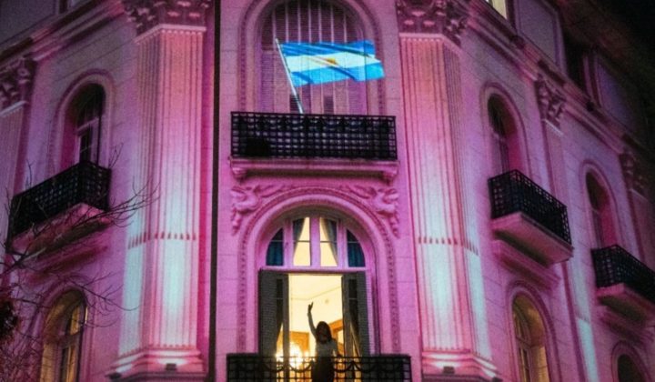 Proyección de la Casa Rosada en el Edificio de Cristina Kirchner