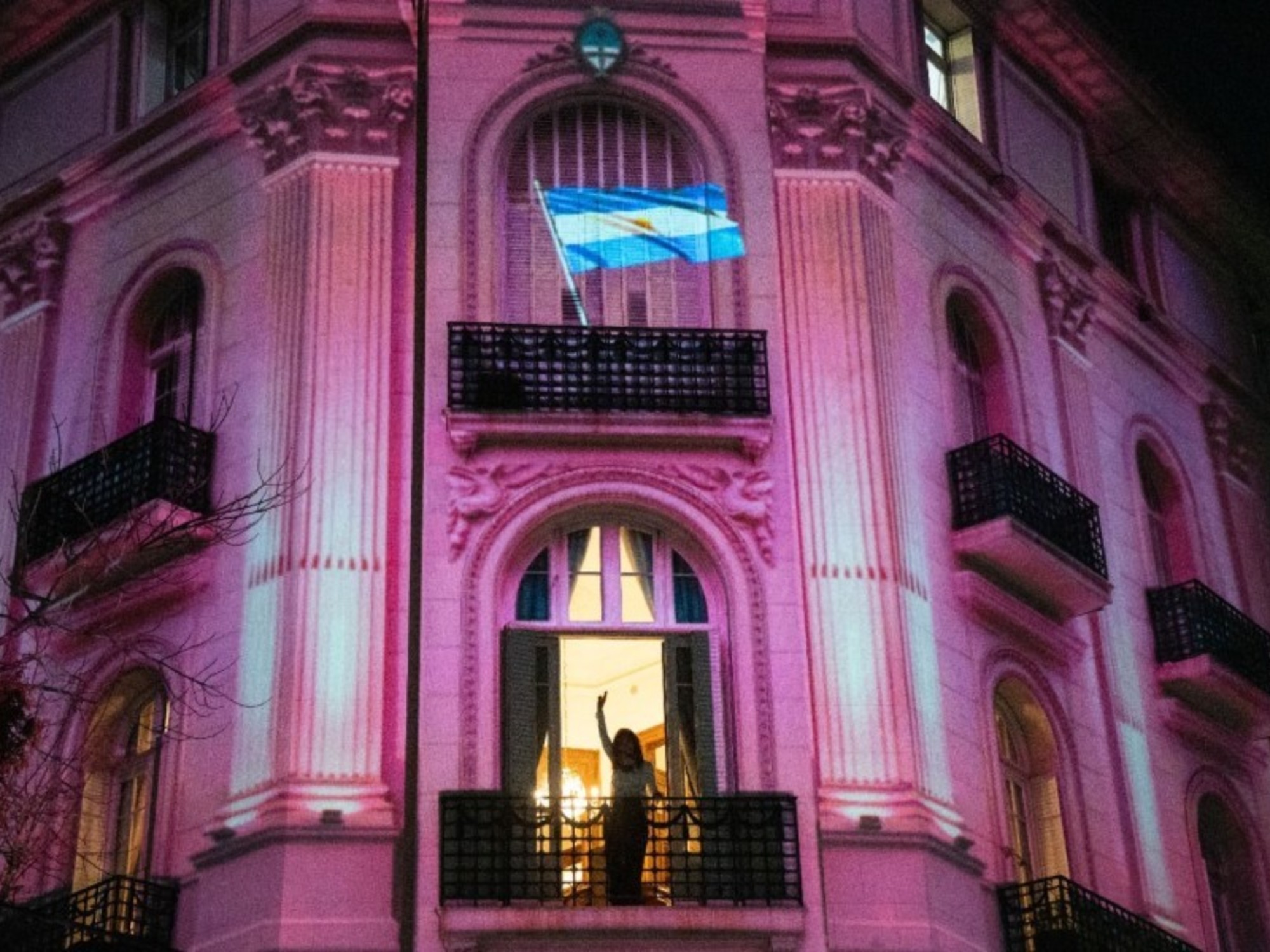 Proyección de la Casa Rosada en la fachada del edificio donde reside Cristina Kirchner.