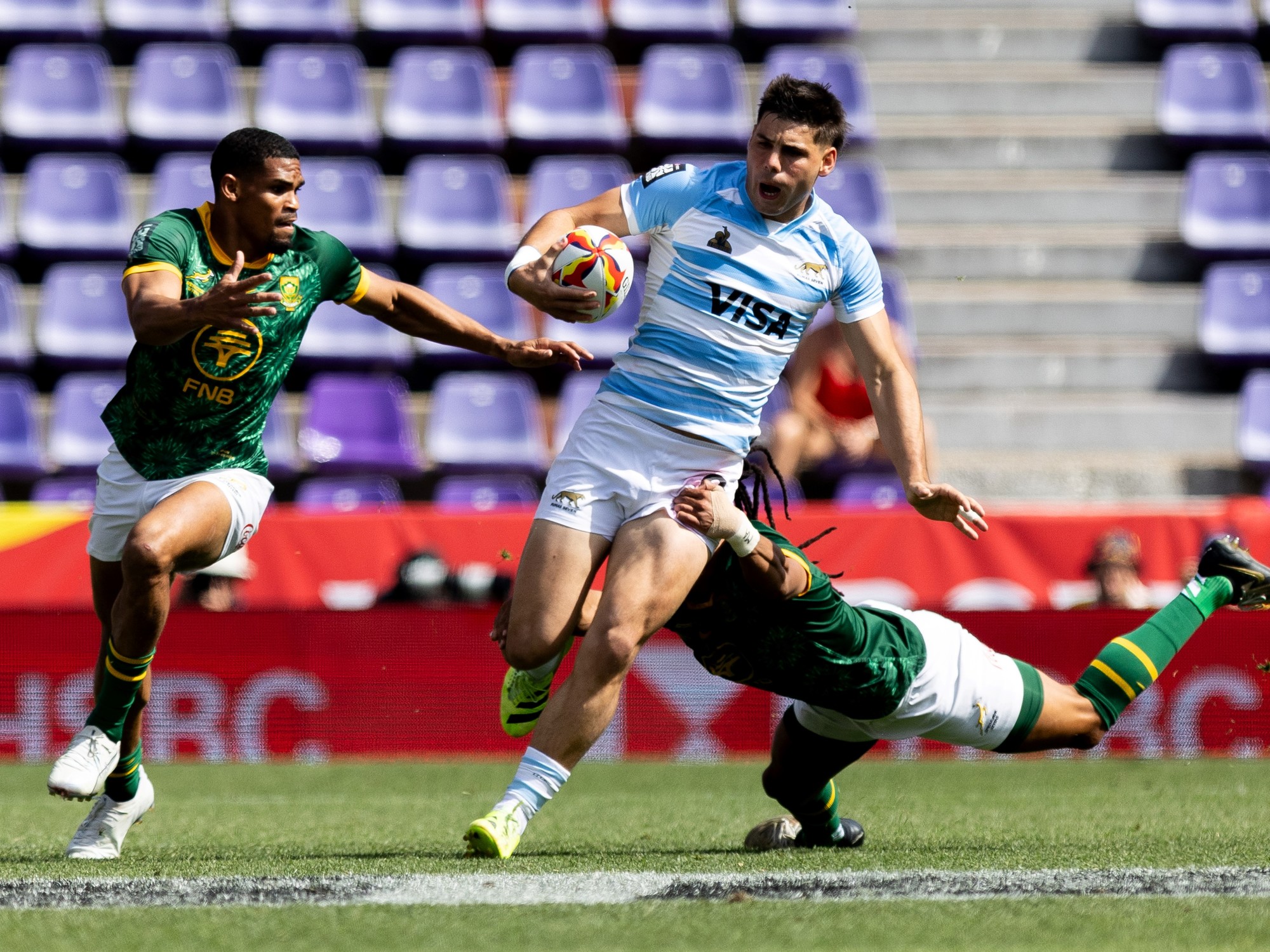 Jugadores de Los Pumas 7's en acción durante un partido de rugby sevens.