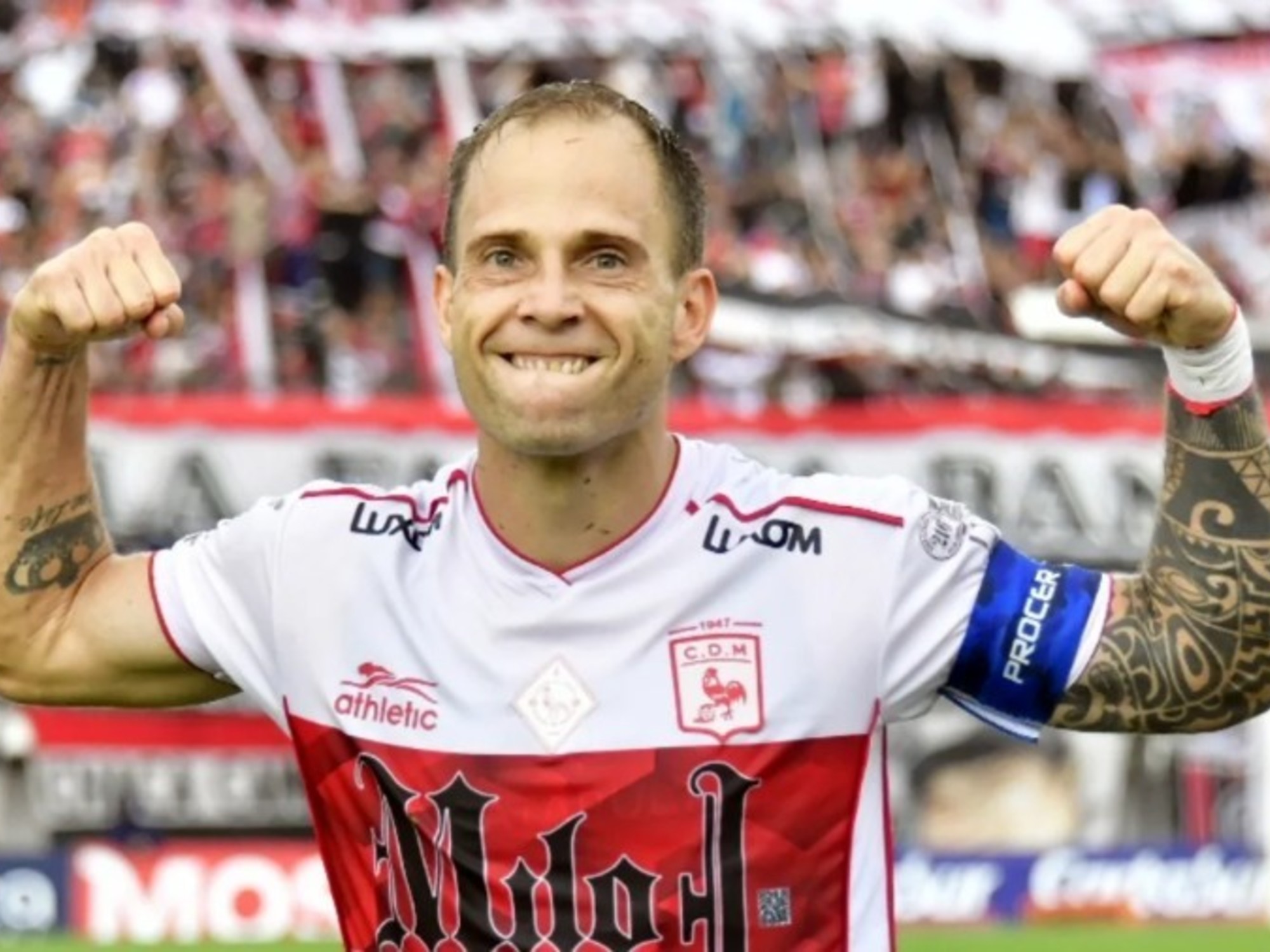 Gastón González, midfielder for Club Deportivo Morón, in action during a football match.