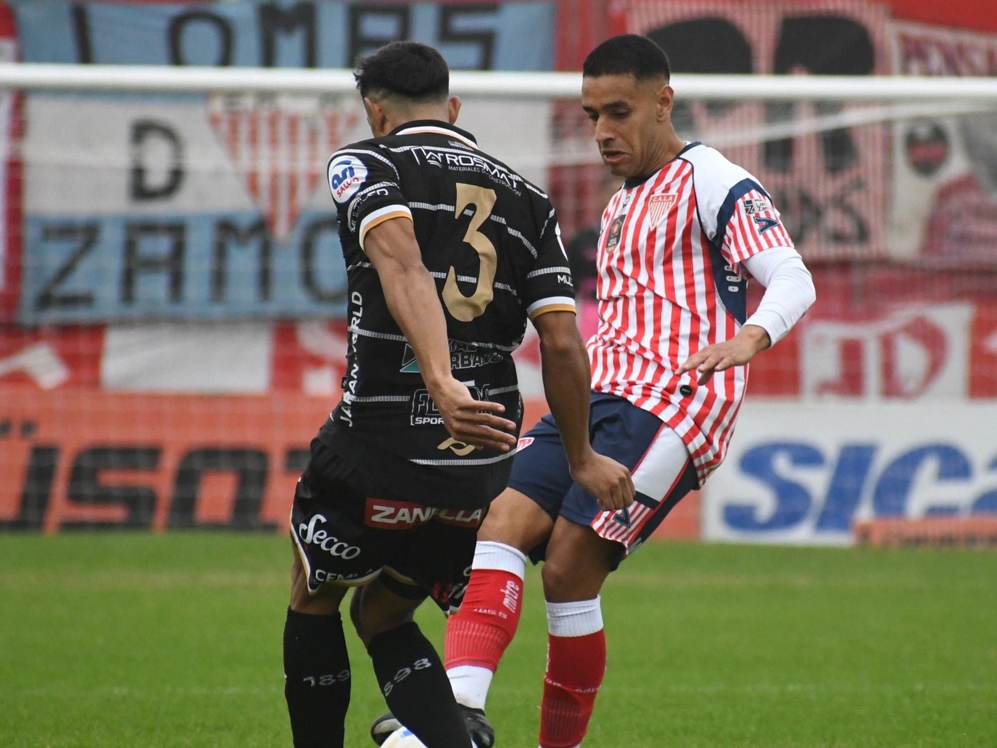 Los Andes players on the field during a match