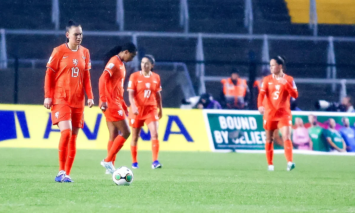 Oranje Leeuwinnen missen directe WK-kwalificatie na teleurstellende nederlaag