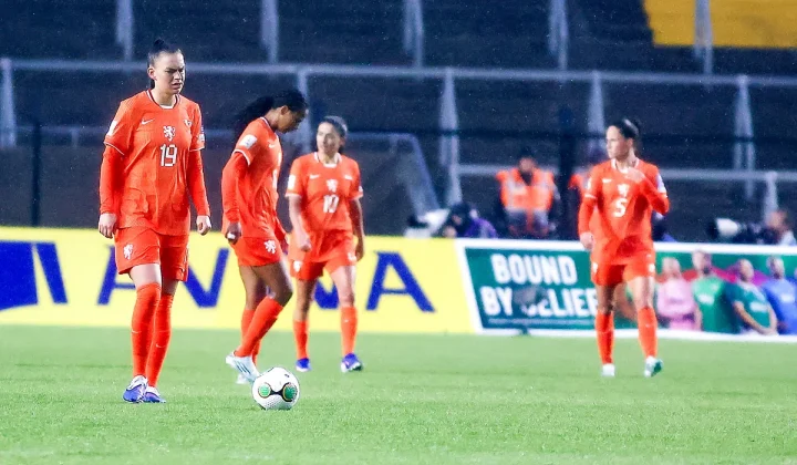 Oranje Leeuwinnen missen directe WK-kwalificatie na teleurstellende nederlaag