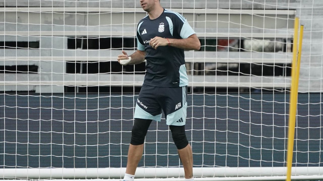 Dibu Martínez Undergoes Key Scan to Determine Return to Play