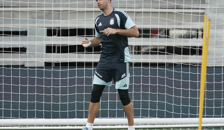 Dibu Martínez Undergoes Key Scan to Determine Return to Play