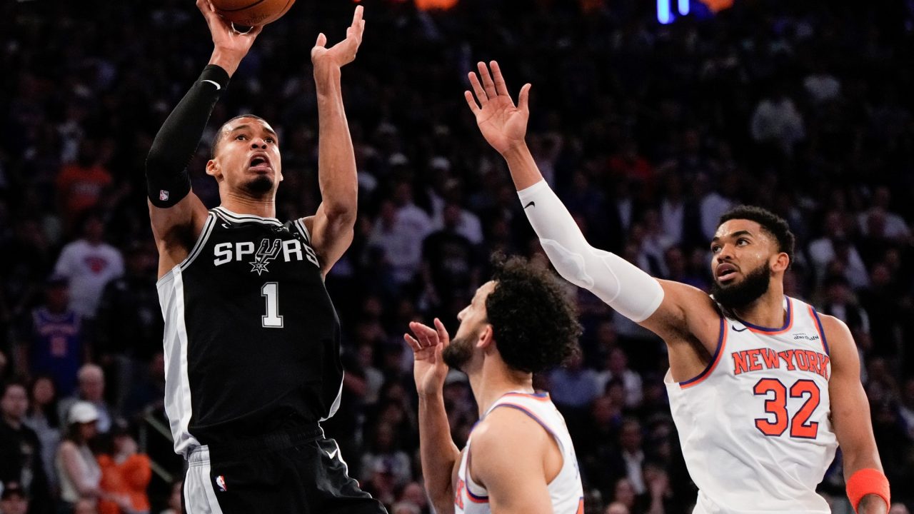Spurs Shock Knicks in New York to Narrow NBA Finals Deficit