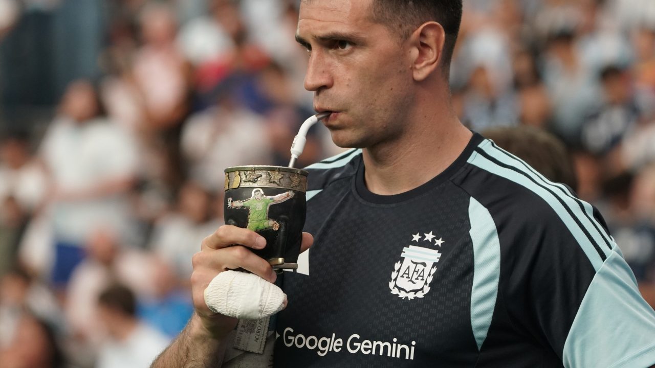 Dibu Martínez Nears Return as Argentina Focuses on World Cup Prep Amidst Tornado Warning