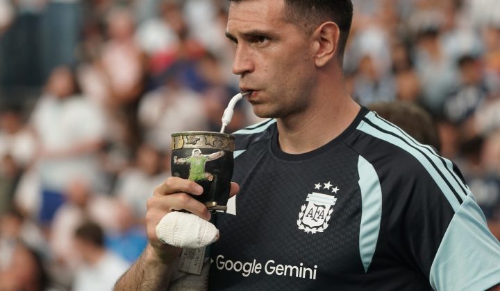 Dibu Martínez Nears Return as Argentina Focuses on World Cup Prep Amidst Tornado Warning