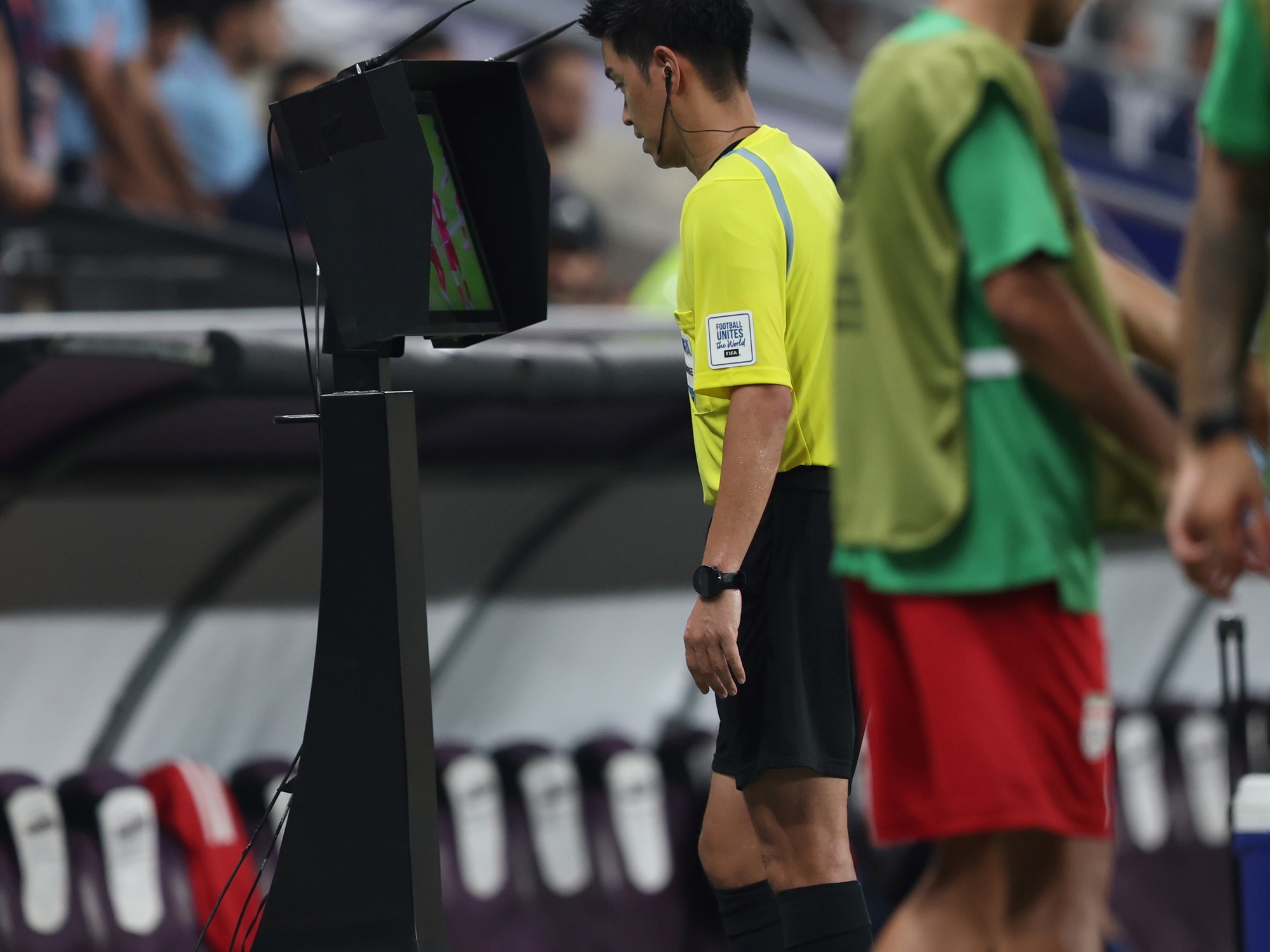 Pantalla del VAR mostrando una repetición durante un partido de fútbol