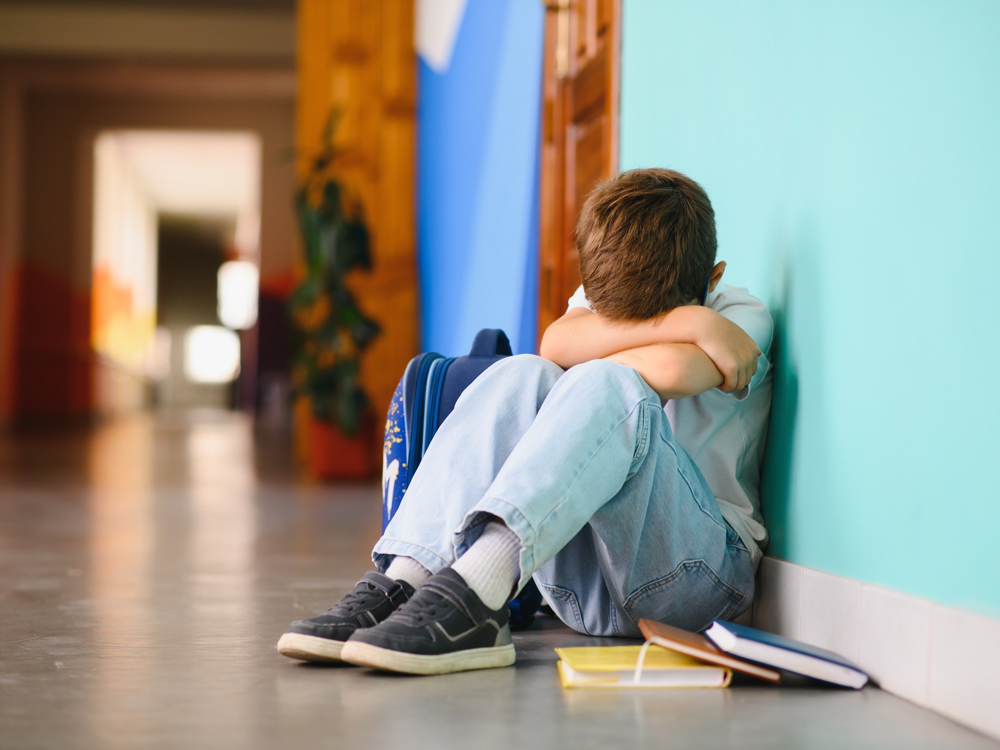 Un profesor consuela a un estudiante que es víctima de acoso escolar