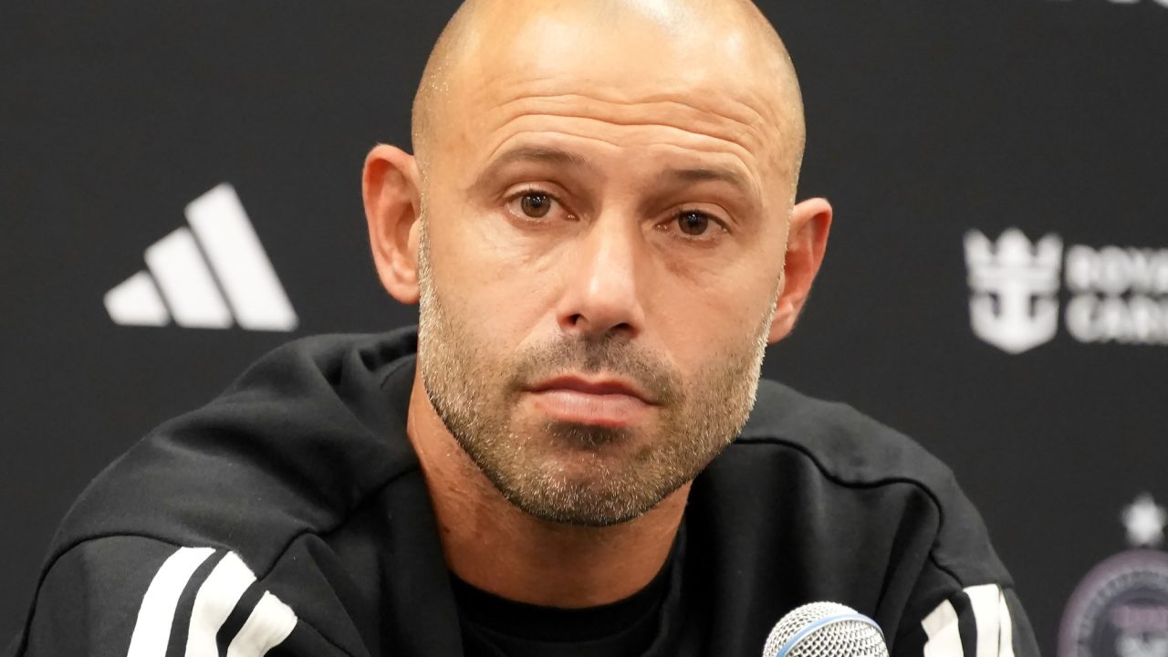 Javier Mascherano Emerges as Contender for Rosario Central Managerial Role Amidst Almirón Speculation