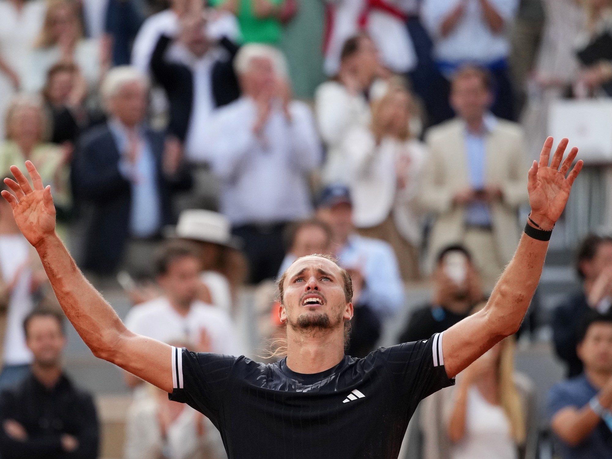 Alexander Zverev holding the Roland Garros trophy.