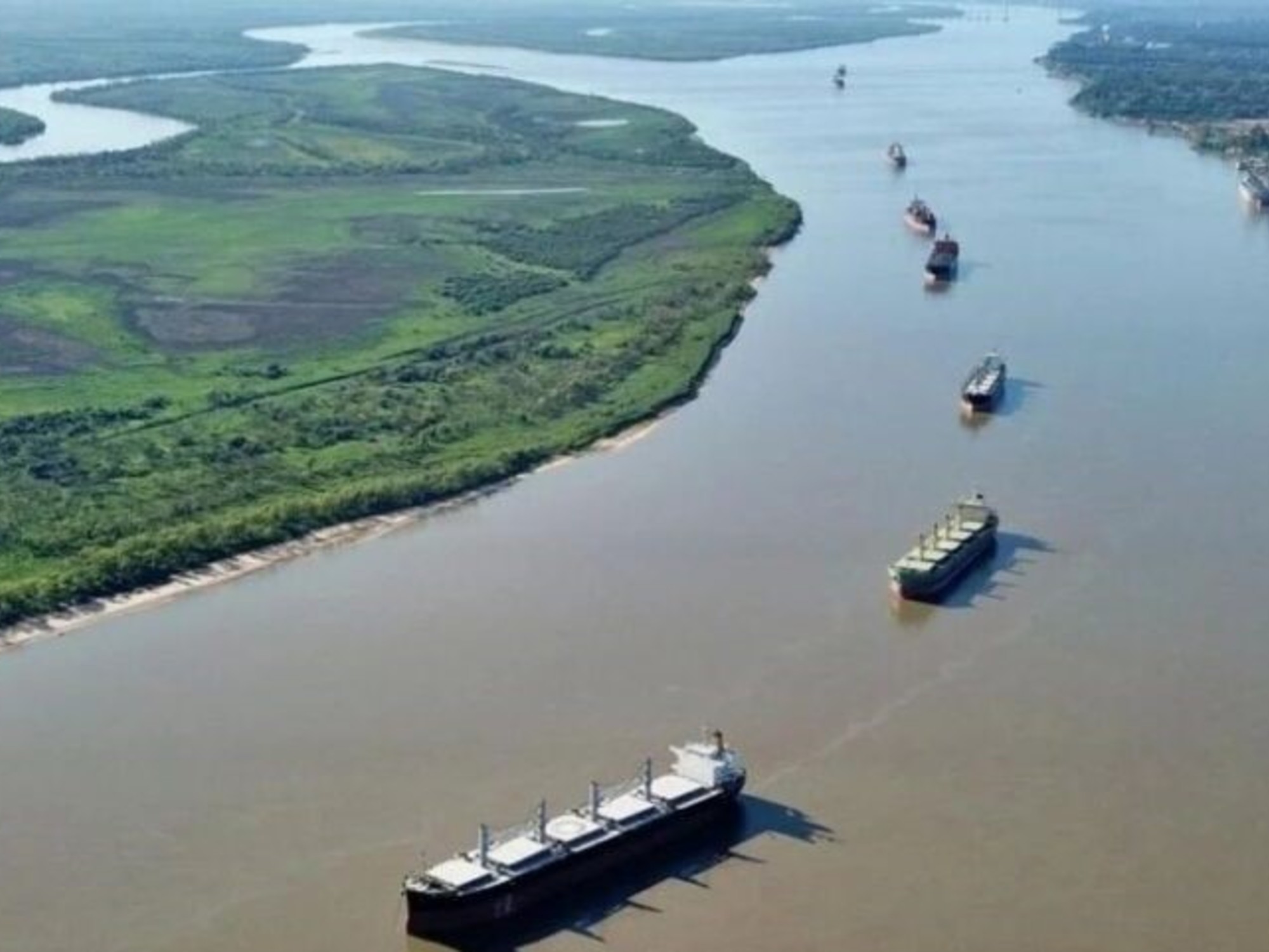 A large dredging vessel operated by Jan de Nul working on the Paraná-Paraguay Waterway.
