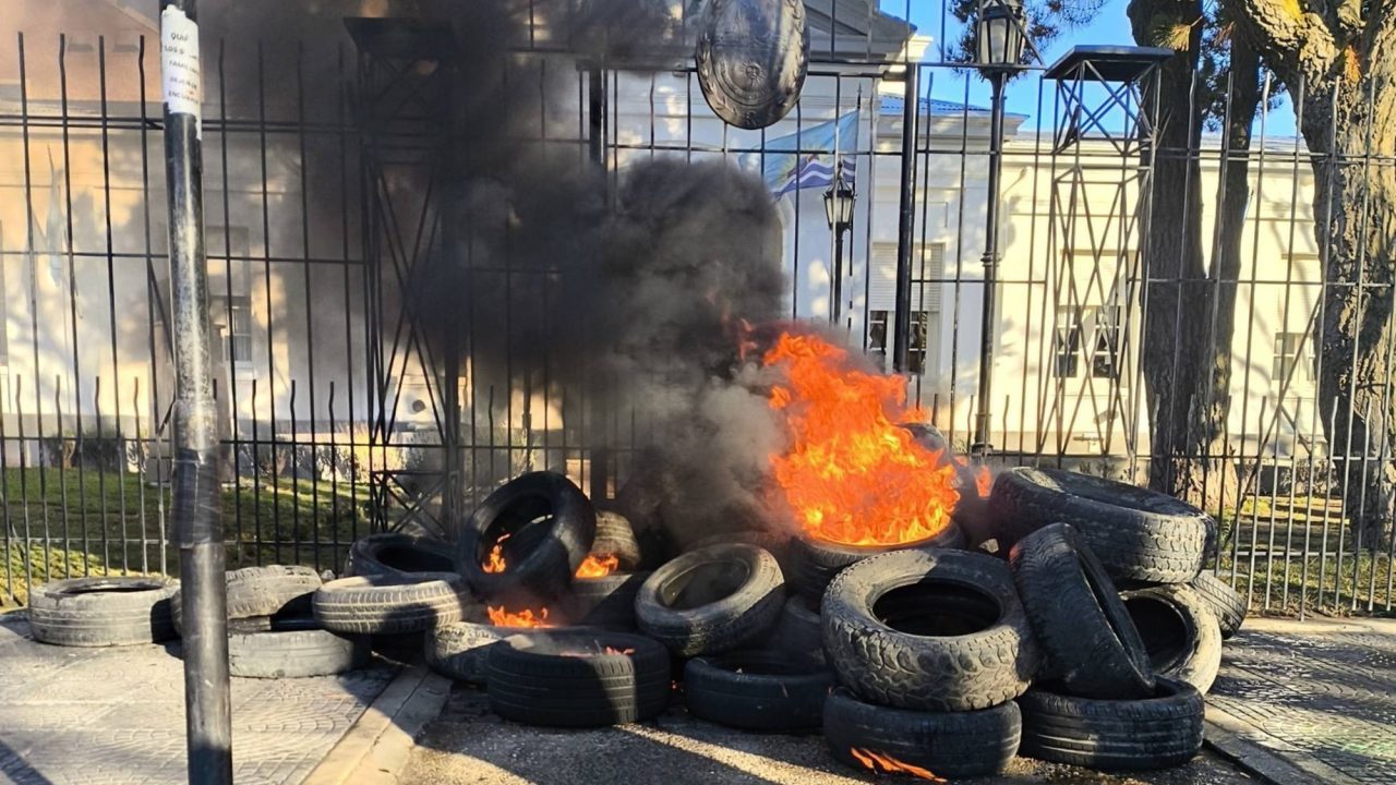 Santa Cruz Teachers Protest with Burning Tires on Governor Vidal’s Birthday Amid Salary Crisis