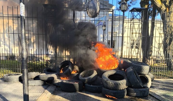 Santa Cruz Teachers Protest with Burning Tires on Governor Vidal’s Birthday Amid Salary Crisis
