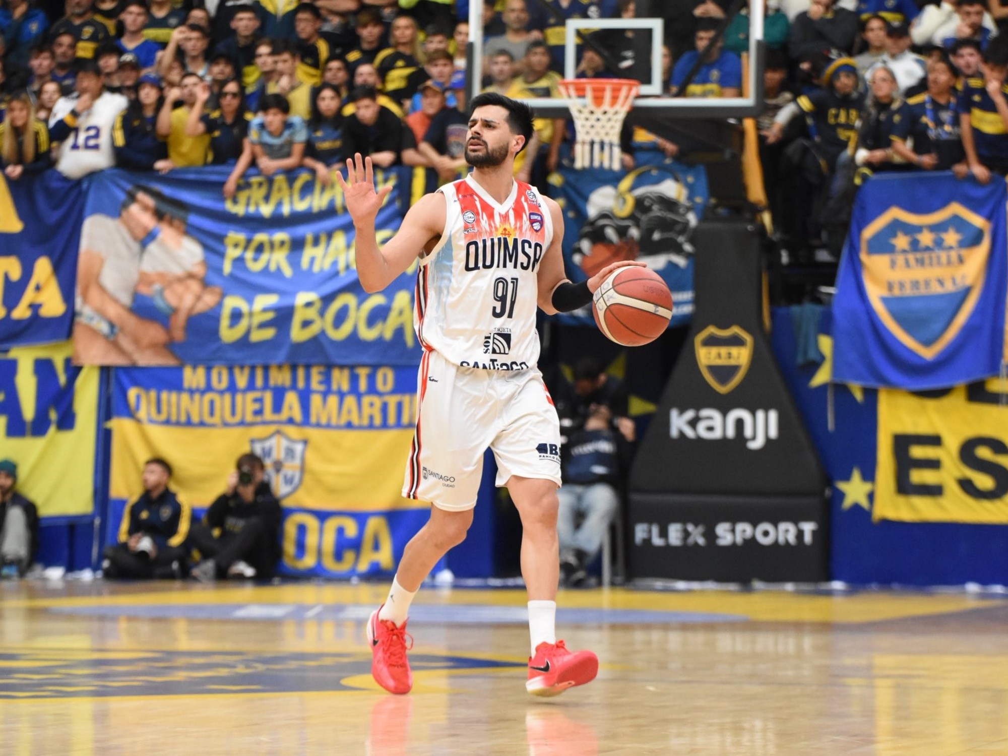 A Quimsa player celebrating on the basketball court.