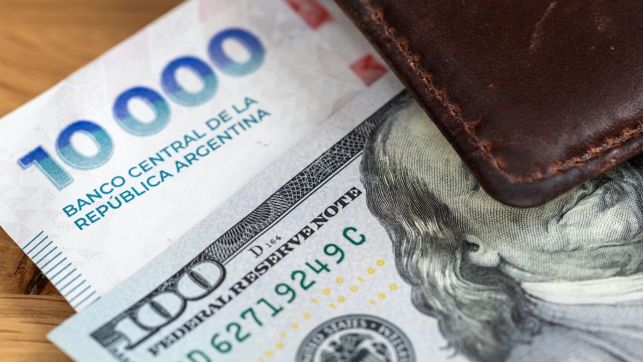 Dólar Inicia Junio con Tendencia Alcista; Inversores Evalúan Futuro del Carry Trade