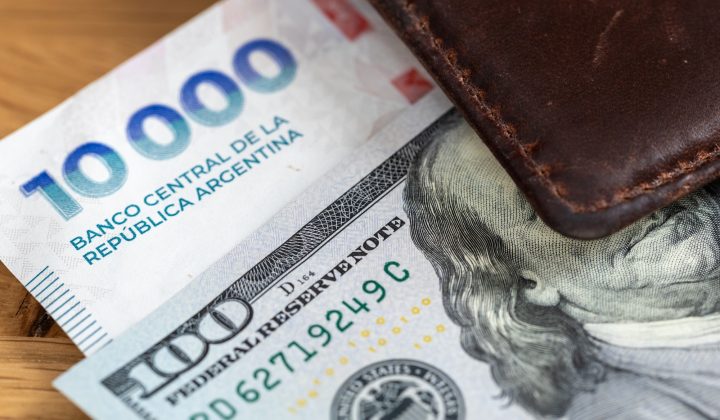 Dólar Inicia Junio con Tendencia Alcista; Inversores Evalúan Futuro del Carry Trade