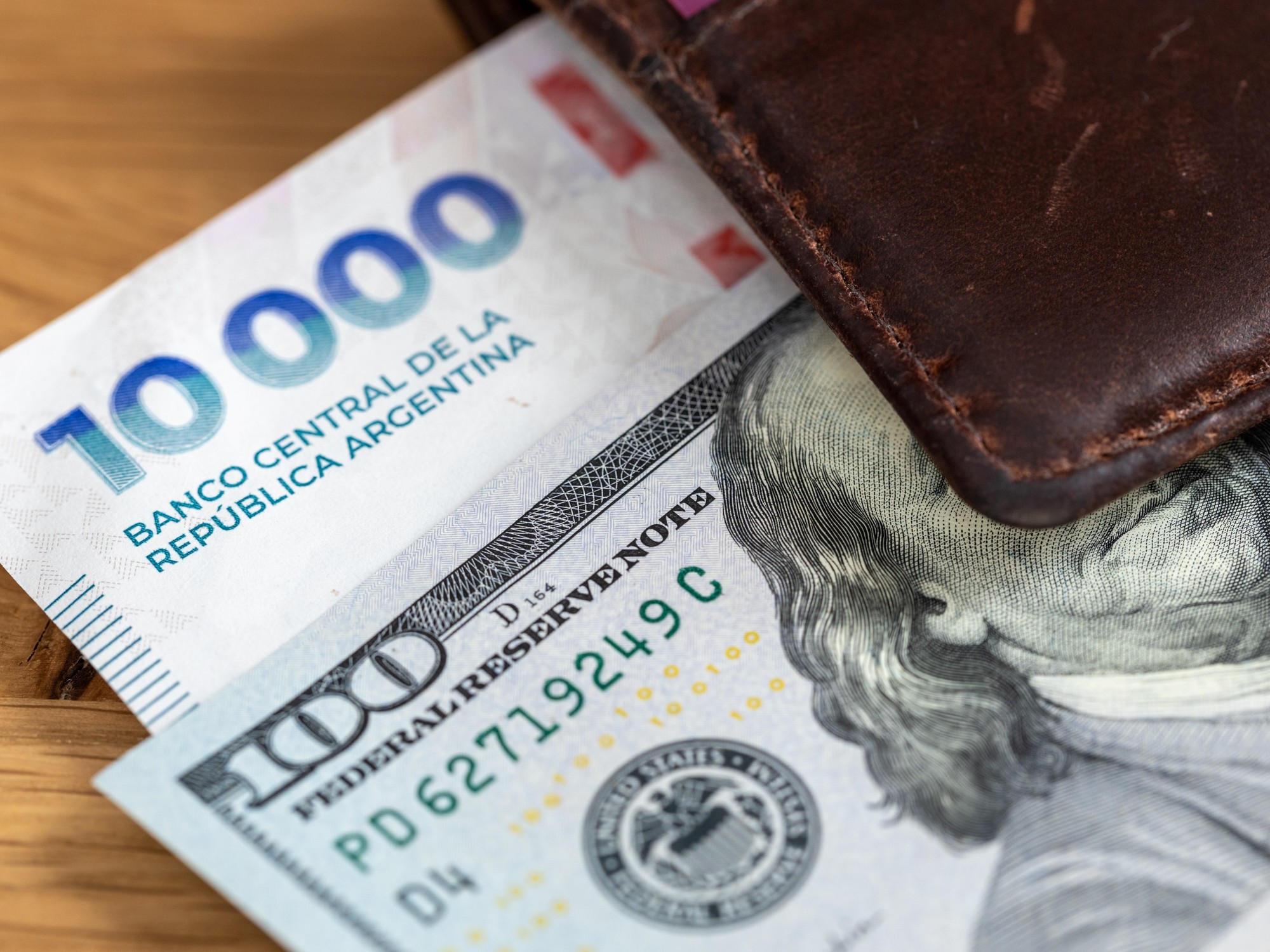 Gráfico que muestra la fluctuación del dólar frente al peso argentino en el mercado cambiario.