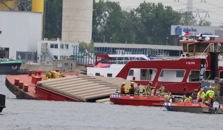 Search Underway for Missing Crew Member After Push Boat Sinks in Amsterdam