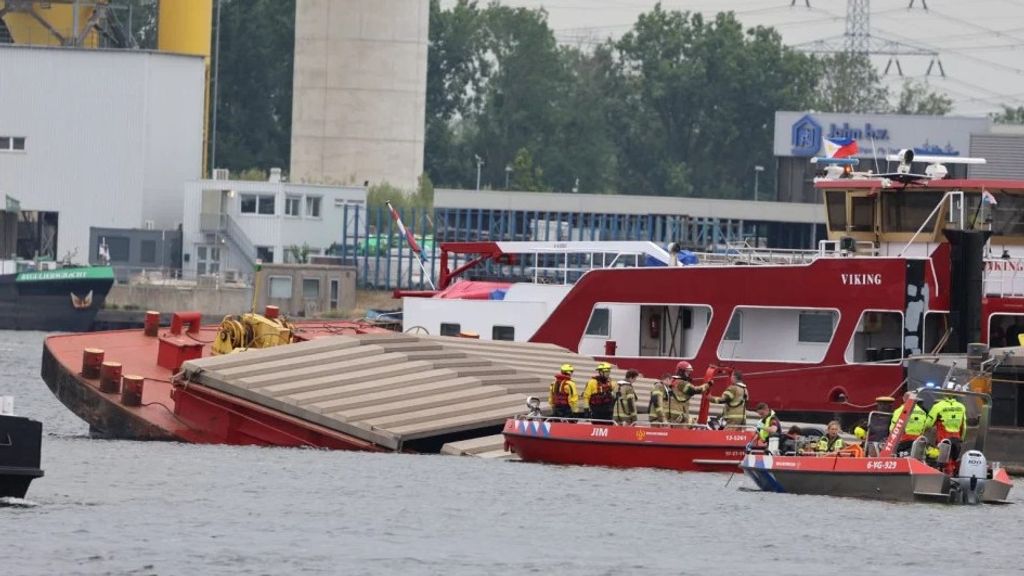 Search Underway for Missing Crew Member After Push Boat Sinks in Amsterdam