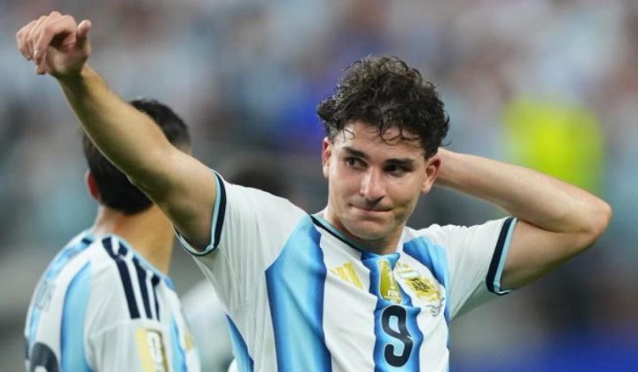 Barcelona Remains Hopeful on Julián Álvarez Transfer Amid Atlético Standoff