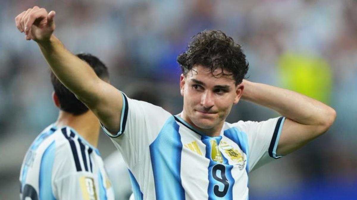 Barcelona Remains Hopeful on Julián Álvarez Transfer Amid Atlético Standoff